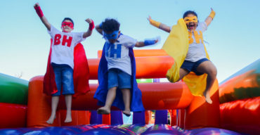 crianças pulando em brinquedo inflável no dia das crianças