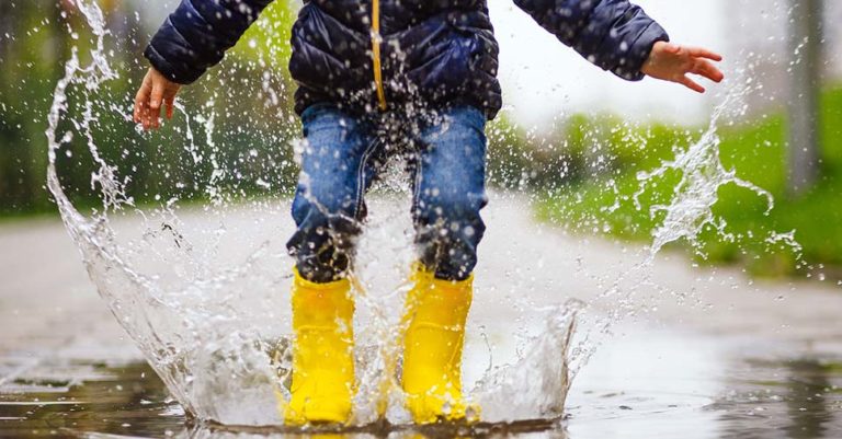 Brincadeiras para dias de chuva: como entreter as crianças?