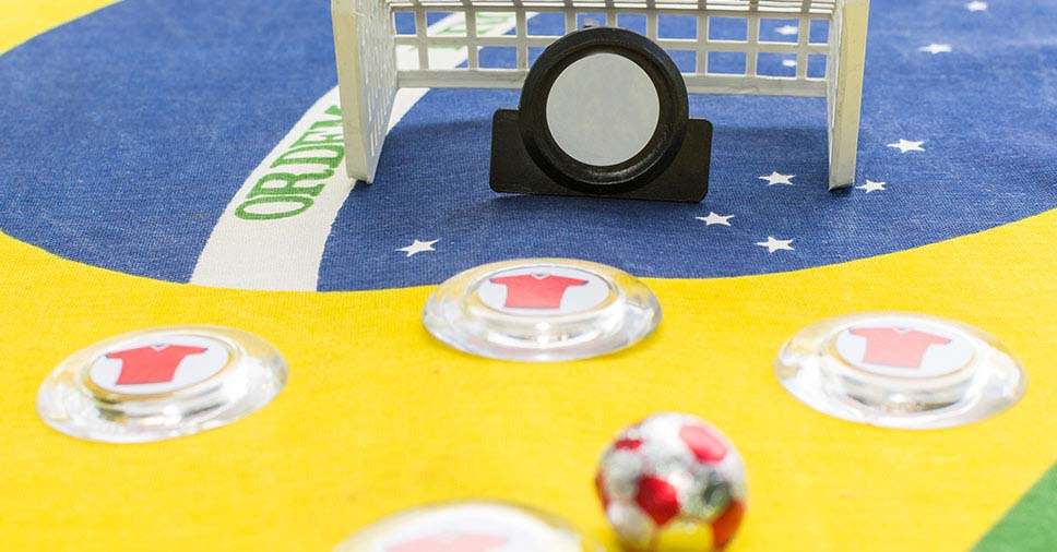 Paixão do campo para a mesa: futebol de botão une gerações no