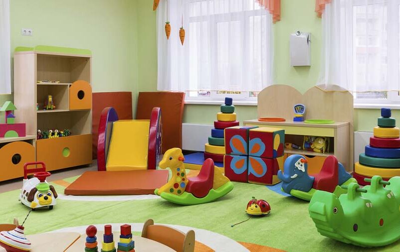sala colorida com diversos brinquedos espalhados pelo chão exemplificando uma brinquedoteca na igreja
