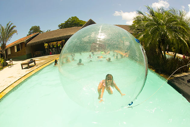 Vemos uma bolha aquática, brinquedo para salão de festa com piscina.