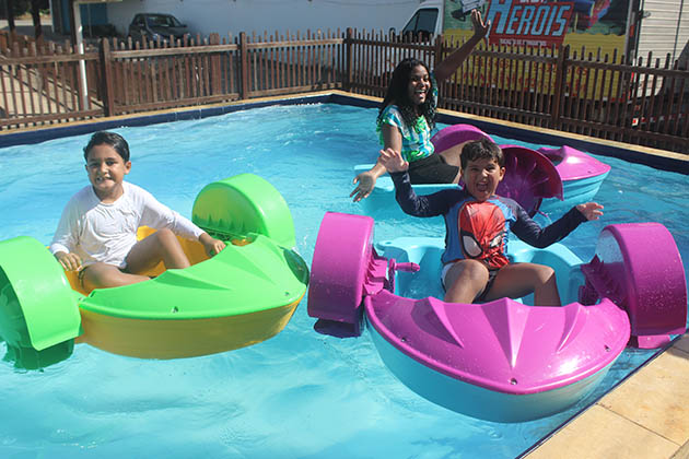 Bumper Boat é uma das opções de diversão para o salão de festa com piscina.