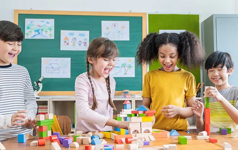 quatro crianças na sala de aula usando brincadeiras que estimulam o cérebro