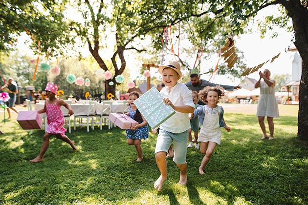Crianças se divertindo numa festa de aniversário infantil ao ar livre