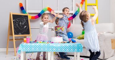 Crianças curtindo o lugar da festa infantil