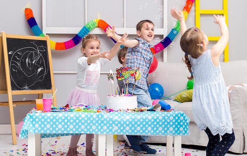 Crianças curtindo o lugar da festa infantil