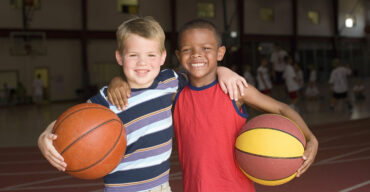 Vemos dois pequenos que querem jogar basquete para crianças. Conheça os benefícios!