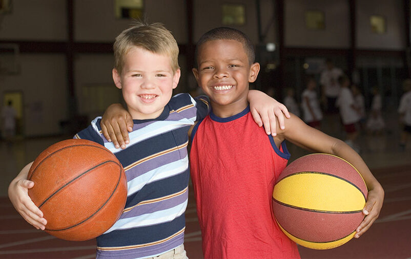 Vemos dois pequenos que querem jogar basquete para crianças. Conheça os benefícios!