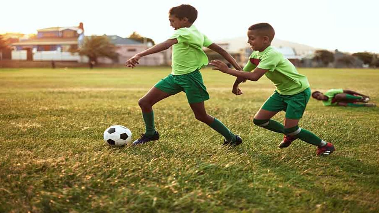 5 benefícios de jogar futebol com os amigos
