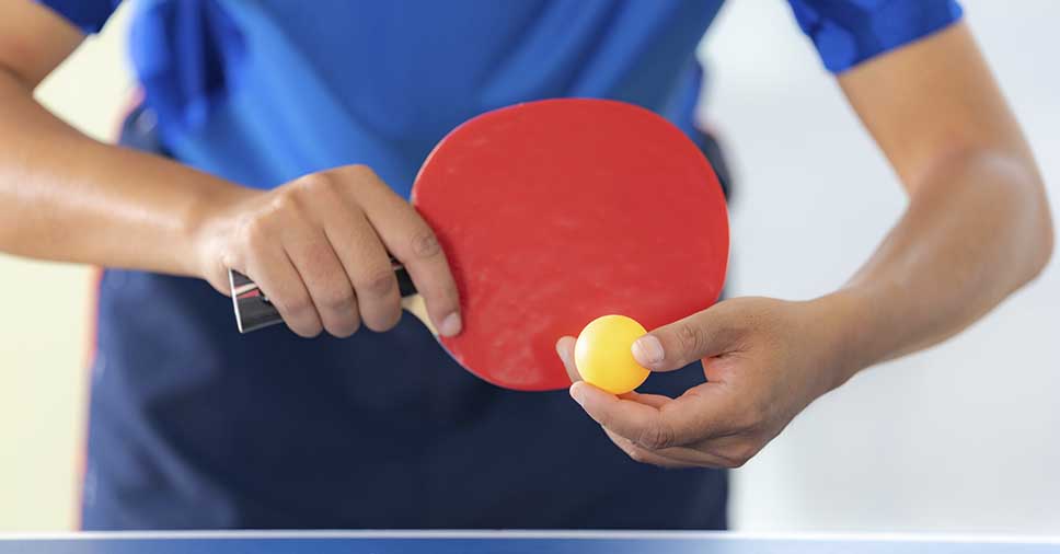 Raquete vermelha de tênis de mesa mostrando os Beneficios Do Ping Pong1