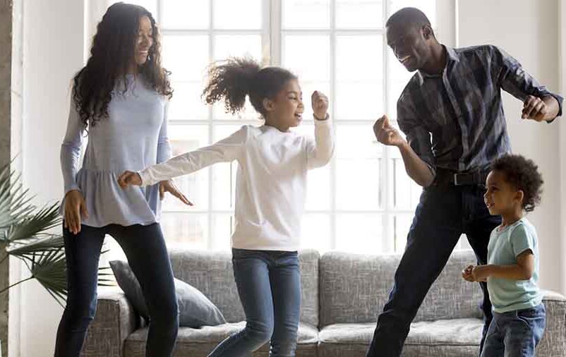 Família dançando ao som Lista De Musica Para Festa