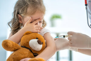 Pequena entendendo a importância da vacinação de crianças pequenas.