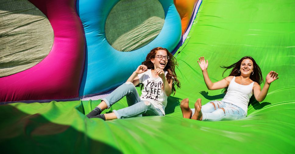 Brinquedos infláveis para adultos: saiba como alegrar sua festa